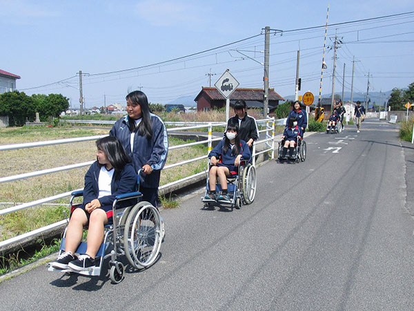 地域の人たちとの介護教室の様子2