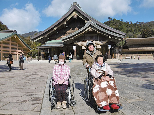 出雲サンホームのスタッフと利用者の方との出雲大社での記念撮影