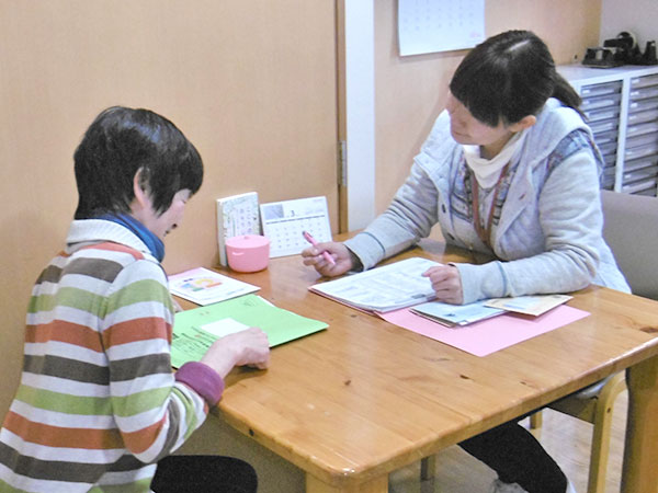 出雲サンホームのスタッフと利用者の方との相談の様子