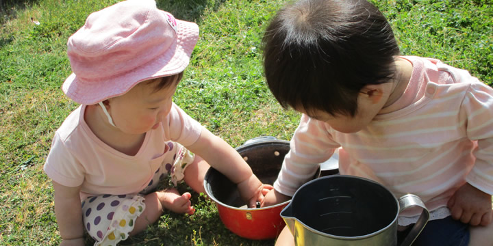 子どもたちが砂場で遊んでいる様子