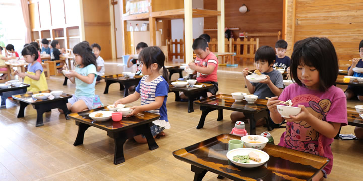 子どもたちが給食を食べている様子