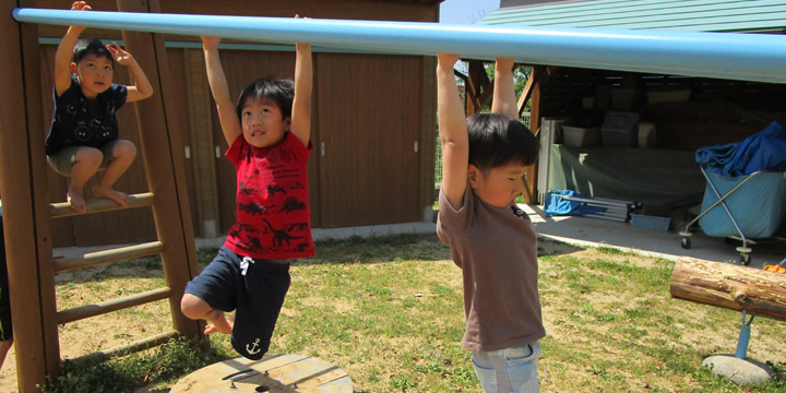 子どもたちが遊具で遊んでいる様子