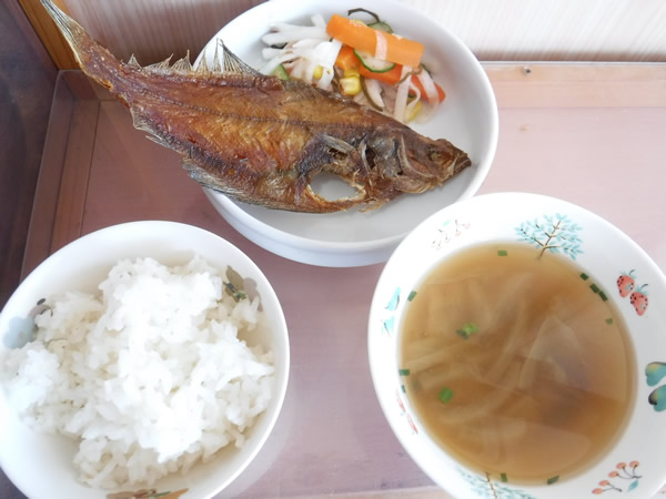 一汁二菜の和食給食の写真