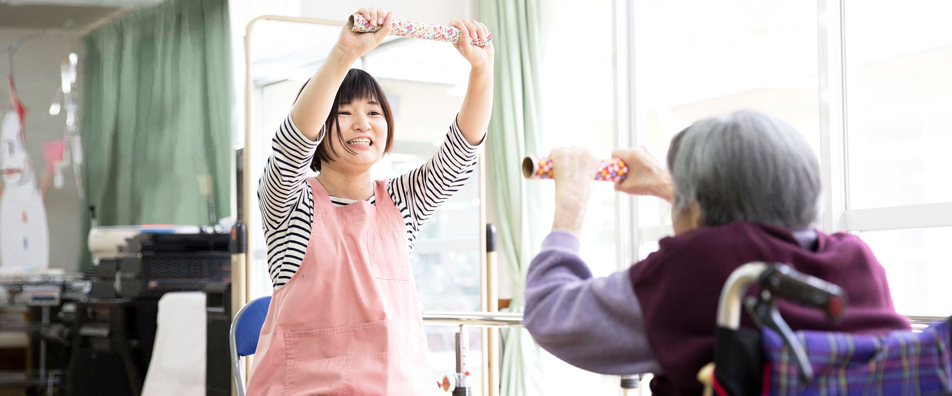 飯塚さんとご利用者の方とのリハビリの様子