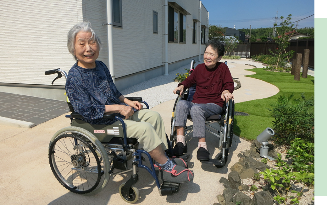 斐川サンホームのスタッフと利用者のリハビリをする写真